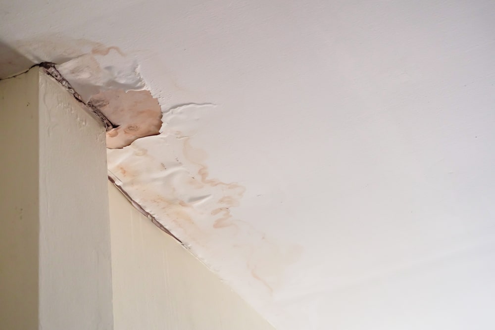 Que faire pour enlever les traces d’humidité au plafond par un traitement en surface ?